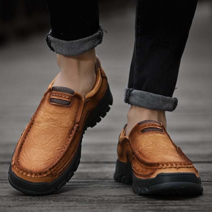 Scarpe uomo slip-on nere, mostrano il dettaglio della suola antiscivolo per aderenza.