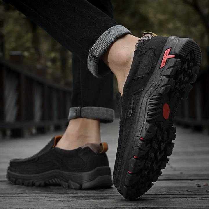 Primo piano scarpe uomo slip-on nere, suola antiscivolo e ammortizzazione per comfort duraturo.