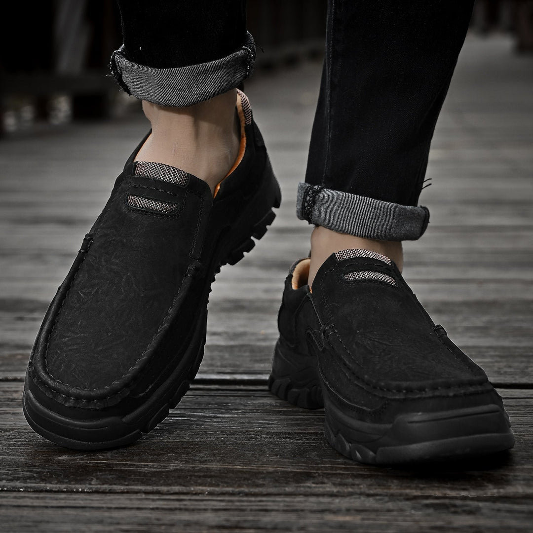 Scarpe uomo slip-on con supporto ammortizzato, design moderno, perfette per l'ambiente lavorativo.