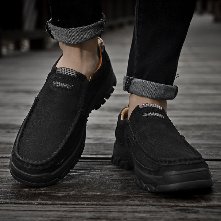 Scarpe uomo slip-on con supporto ammortizzato, design moderno, perfette per l'ambiente lavorativo.