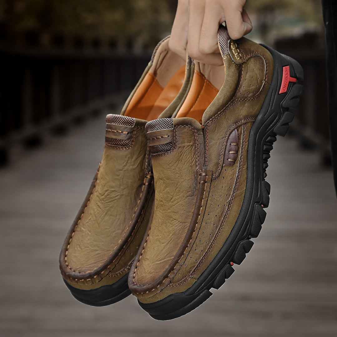 Scarpe quotidiane slip-on nere, suola antiscivolo per sicurezza e comfort prolungato.