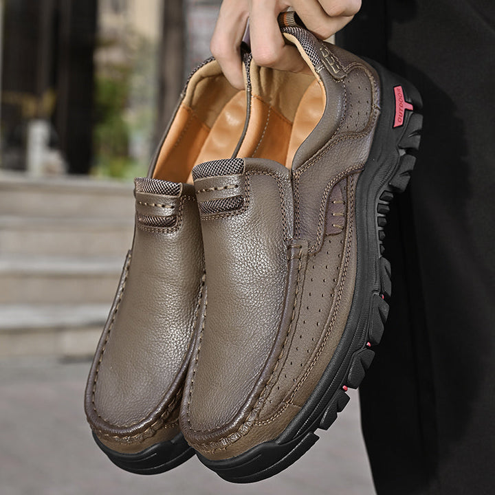 Eleganti stivali uomo slip-on neri/arancio, ideali per comfort casual. Suola antiscivolo inclusa.
