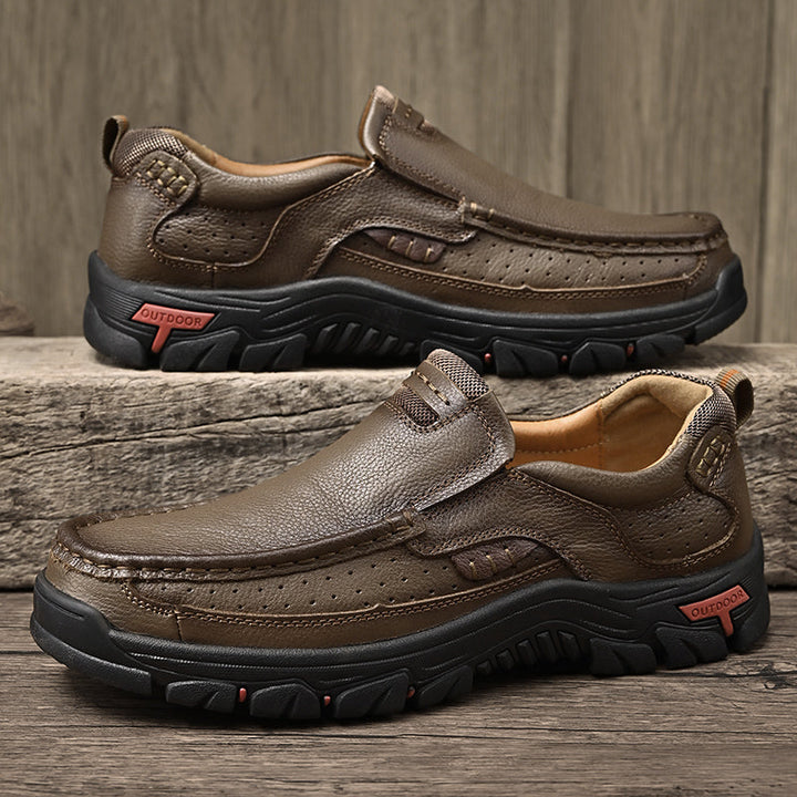 Stivali uomo slip-on neri/arancio per look eleganti o casual. Offrono supporto arco e suola antiscivolo.