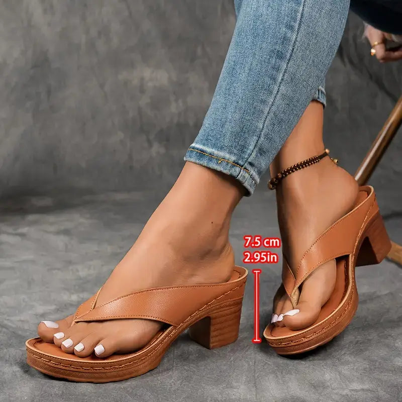 Sandali donna moda mare, eleganti e comodi con tacco basso e supporto arco. Calzature perfette per l'estate.