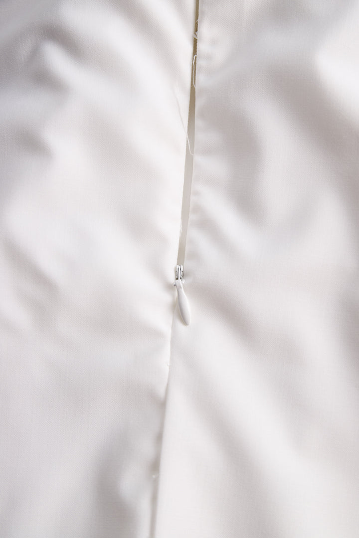 Elegante camicetta donna con scollo all'americana. Dettagli a contrasto, design senza maniche. Perfetta per moda estiva.