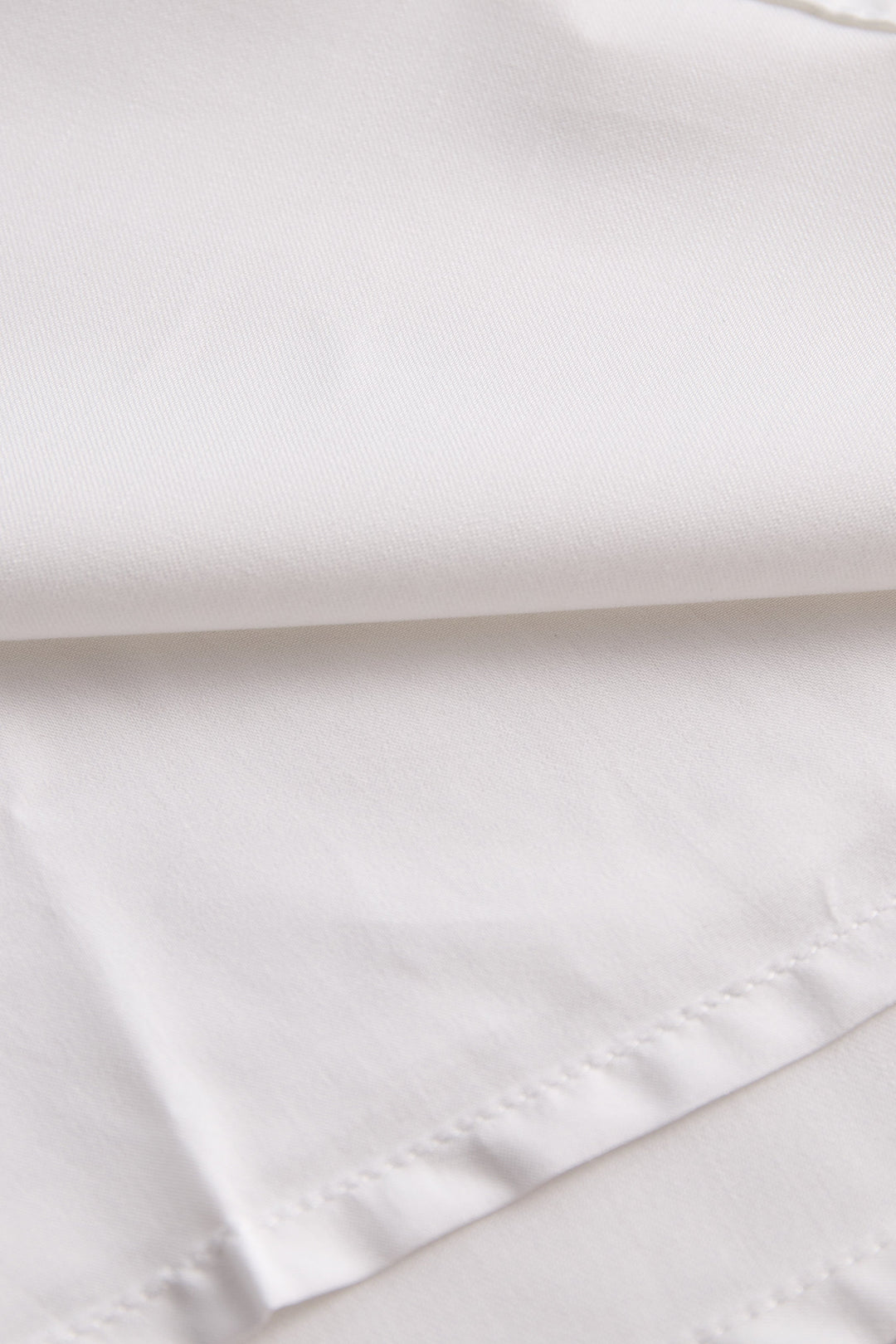 Blusa donna versatile: scollo all'americana, senza maniche, finiture a contrasto. Abbigliamento ufficio o tempo libero.