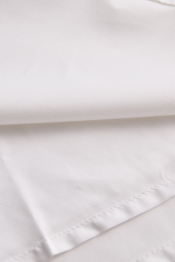 Blusa donna versatile: scollo all'americana, senza maniche, finiture a contrasto. Abbigliamento ufficio o tempo libero.