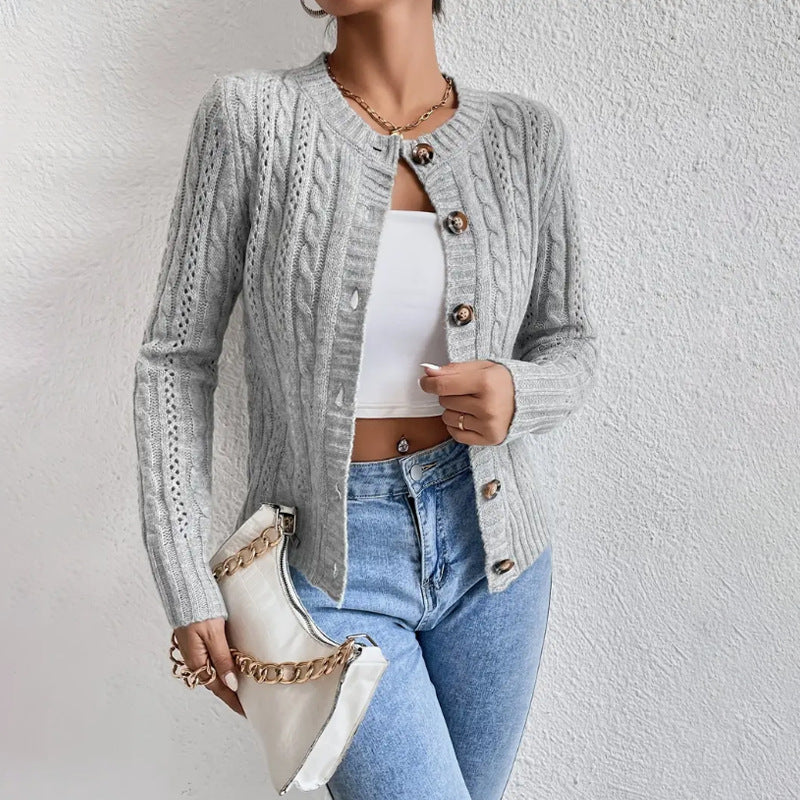 Cardigan lungo donna con trecce decorative e bottoni. Perfetto per un look casual o elegante in inverno.