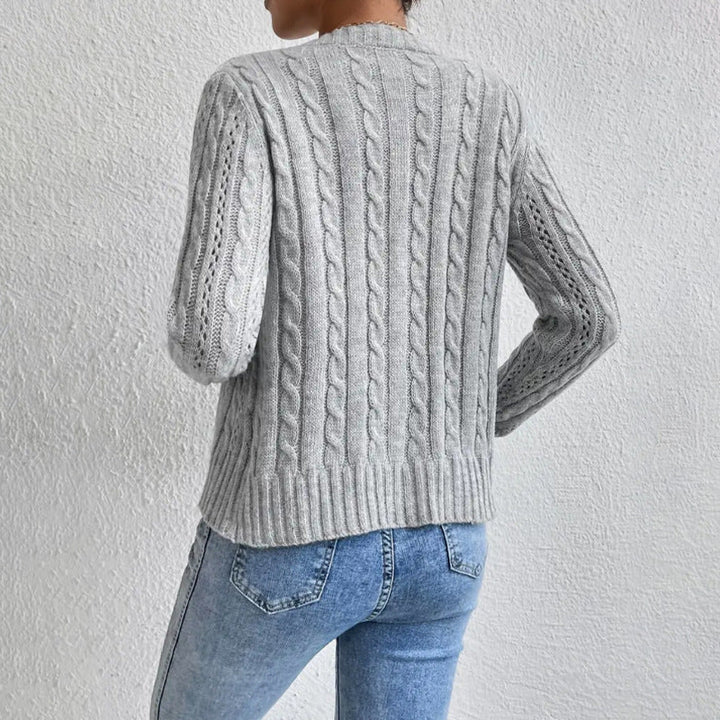 Morbido cardigan a trecce da donna, con bottoni frontali. Ideale per comfort e stile nella moda autunno-inverno.