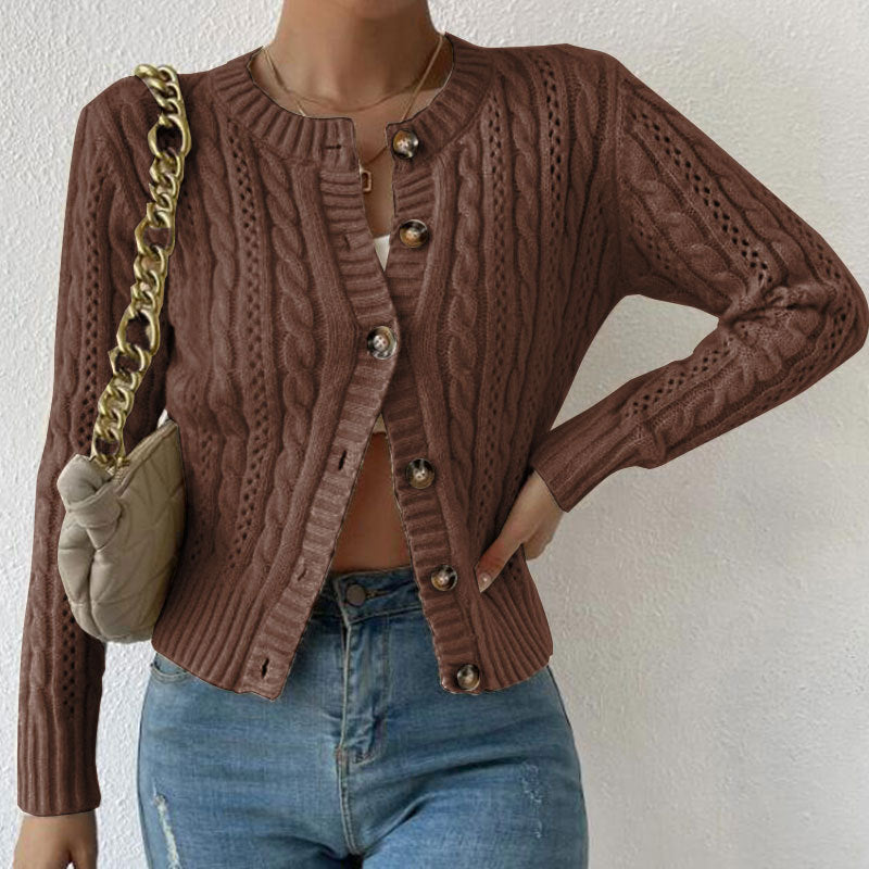 Versatile cardigan donna in maglieria spessa con bottoni. Dettagli a trecce per outfit casual o elegante.
