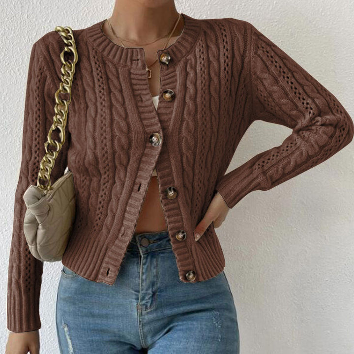Versatile cardigan donna in maglieria spessa con bottoni. Dettagli a trecce per outfit casual o elegante.