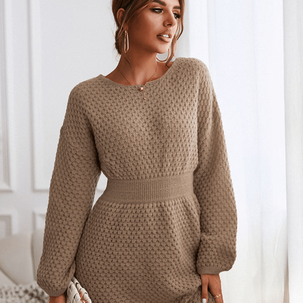Mini abito donna a maniche lunghe in maglia, morbido e accogliente, ideale per look autunno-inverno casual chic.
