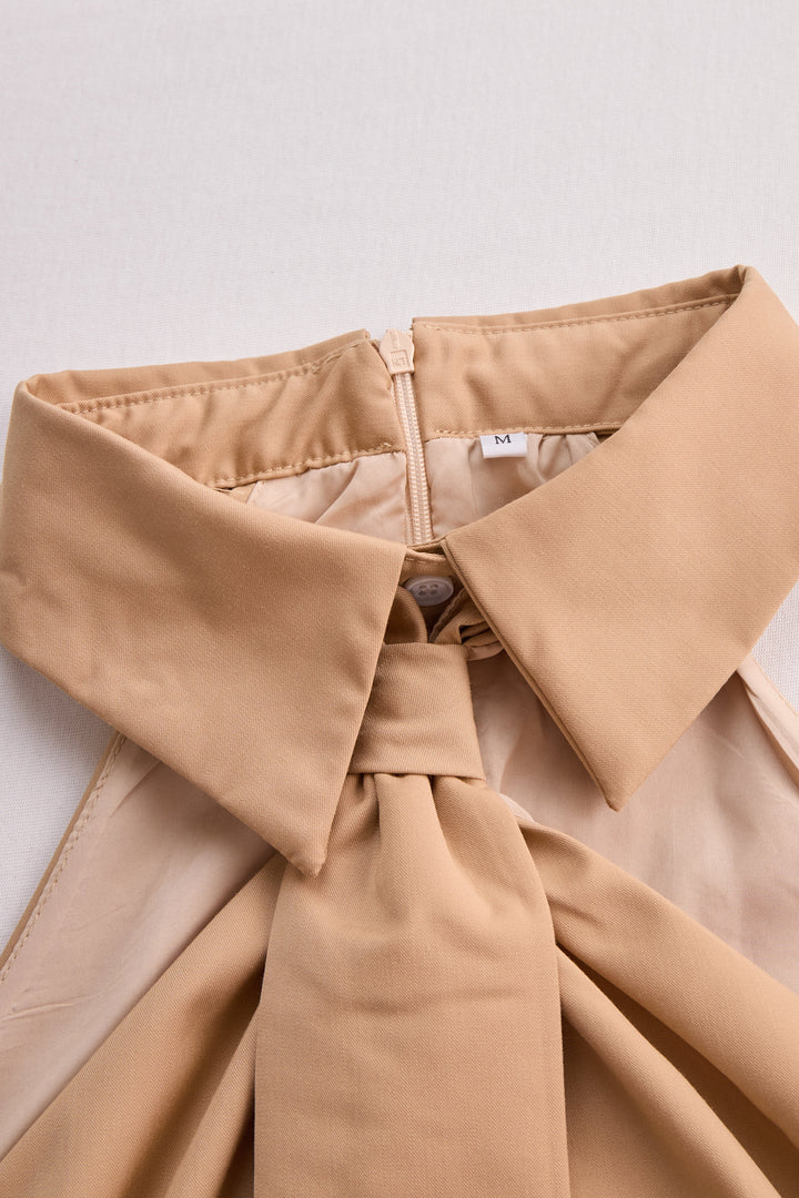 Elegante blusa bianca senza maniche con nodo, capo must-have per la moda femminile primavera estate.