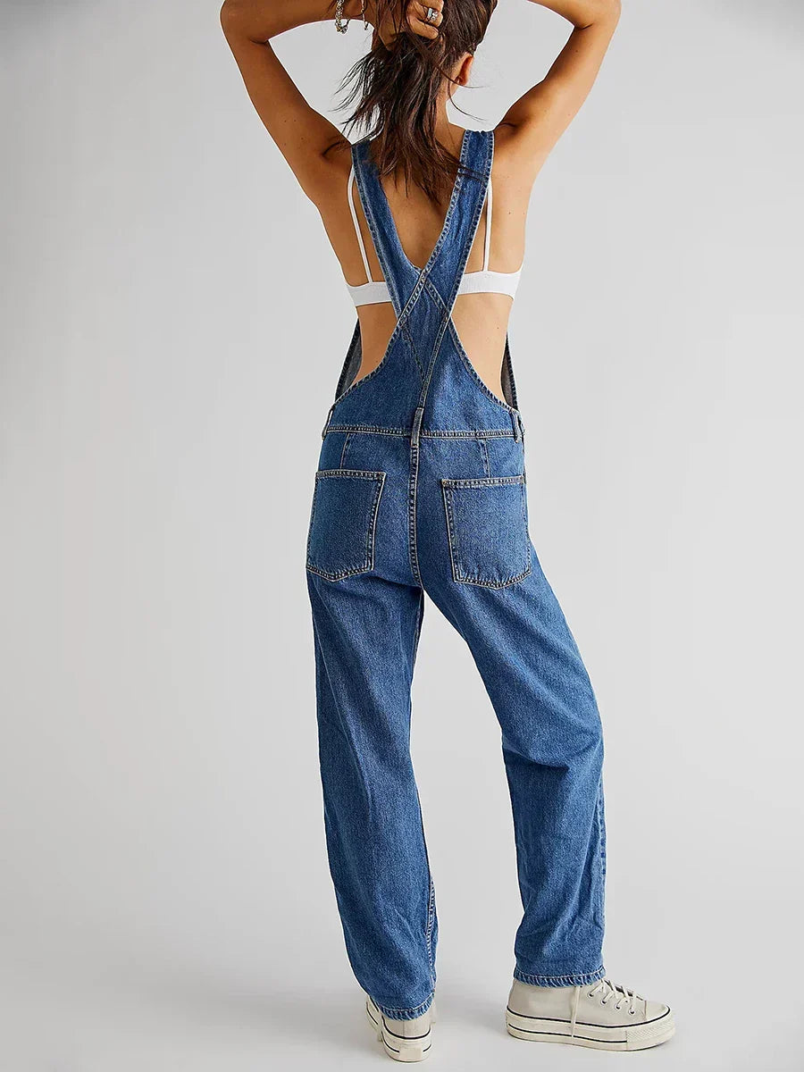 Tuta denim estiva da donna per un look casual chic impeccabile. Comoda jumpsuit con gamba larga, perfetta per l'estate.