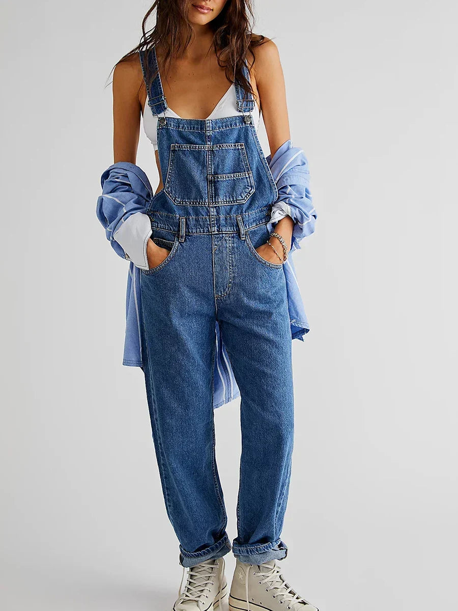 Jumpsuit tuta denim donna estiva, look casual chic con spalline sottili e gamba larga. Abbigliamento estivo versatile.