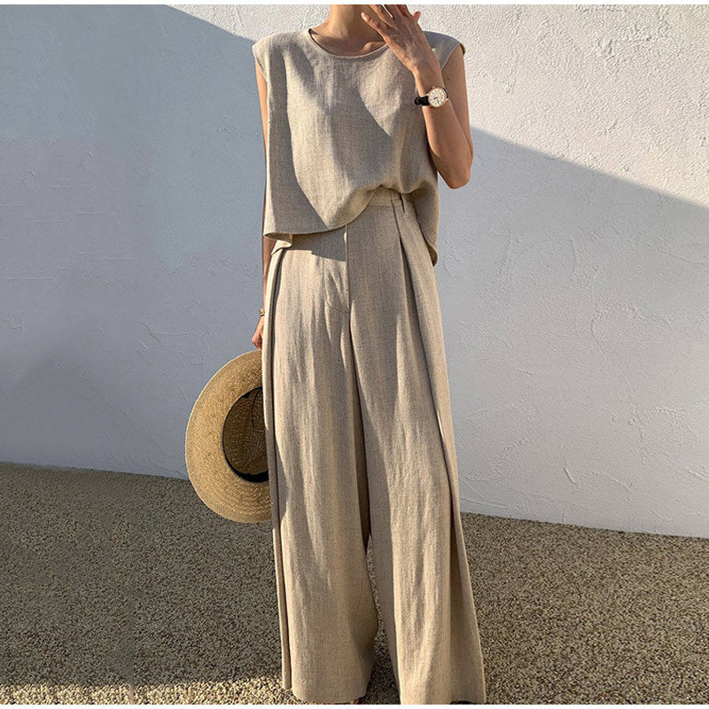 Set due pezzi donna in lino, completo camicia e pantaloni. Abbigliamento casual chic elegante per moda estiva.