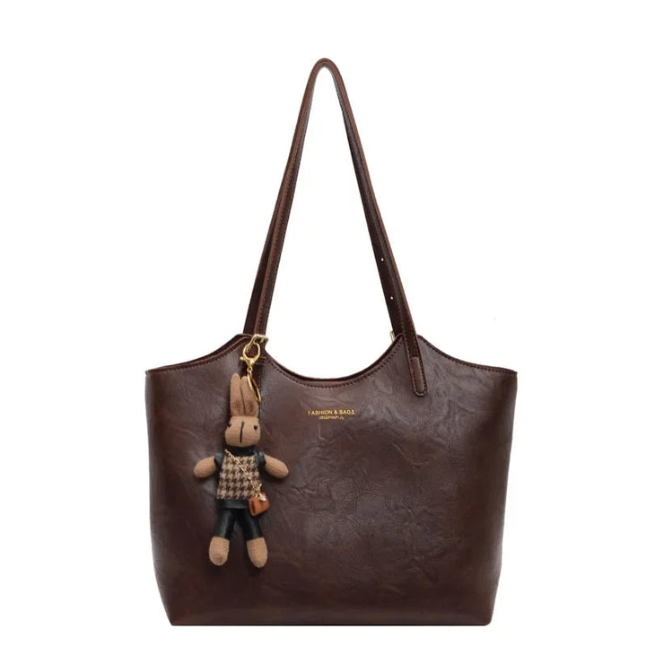 Chiusura dorata e dettagli su borsa a tracolla donna elegante in pelle vegana, un accessorio moda chic e raffinato.