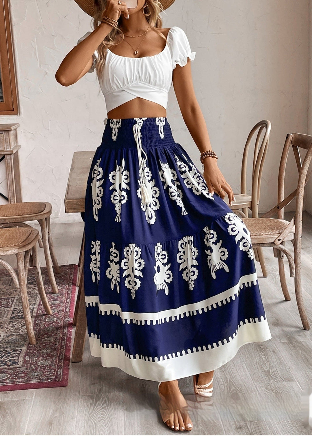Elegante gonna estiva lunga da donna con stampa geometrica moderna e vita arricciata, per un outfit casual chic.