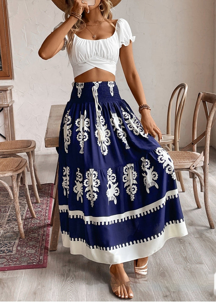 Elegante gonna estiva lunga da donna con stampa geometrica moderna e vita arricciata, per un outfit casual chic.