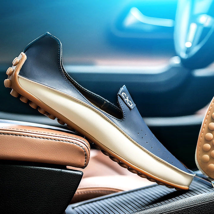 Eleganti mocassini uomo slip-on in pelle, design casual con suola ammortizzata e antiscivolo per comfort.
