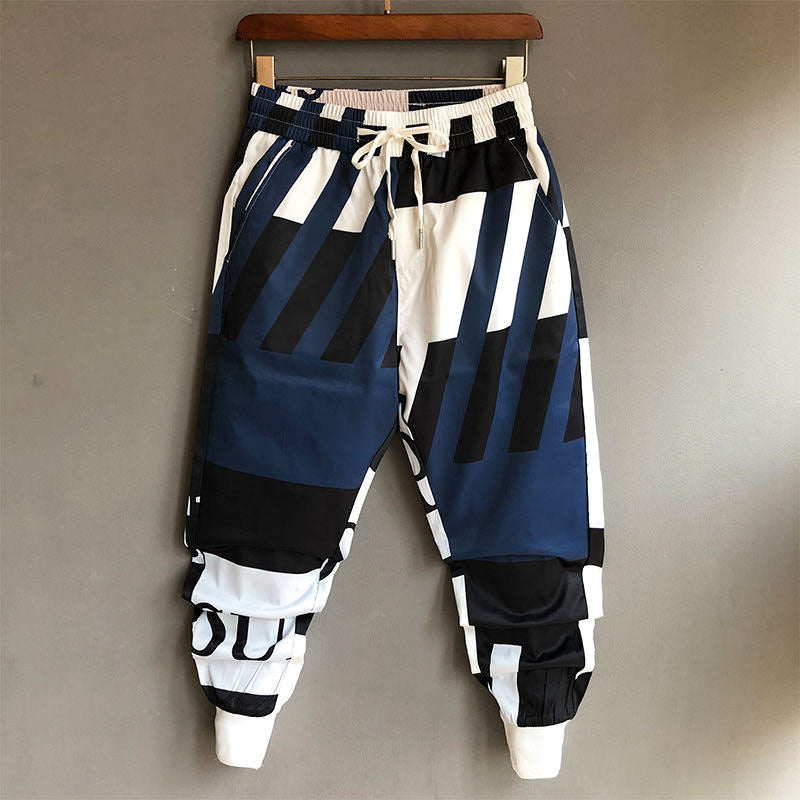 Pantaloni uomo streetwear con stampa graffiti unica, vita regolabile e polsini a coste per un look urbano casual.