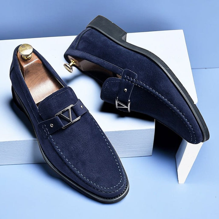 Mocassini slip-on uomo eleganti con fibbia, perfetti per look business o casual chic.