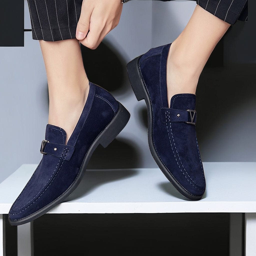 Mocassini moda uomo slip-on, design elegante con fibbia decorativa. Suola antiscivolo per comfort e stile raffinato.