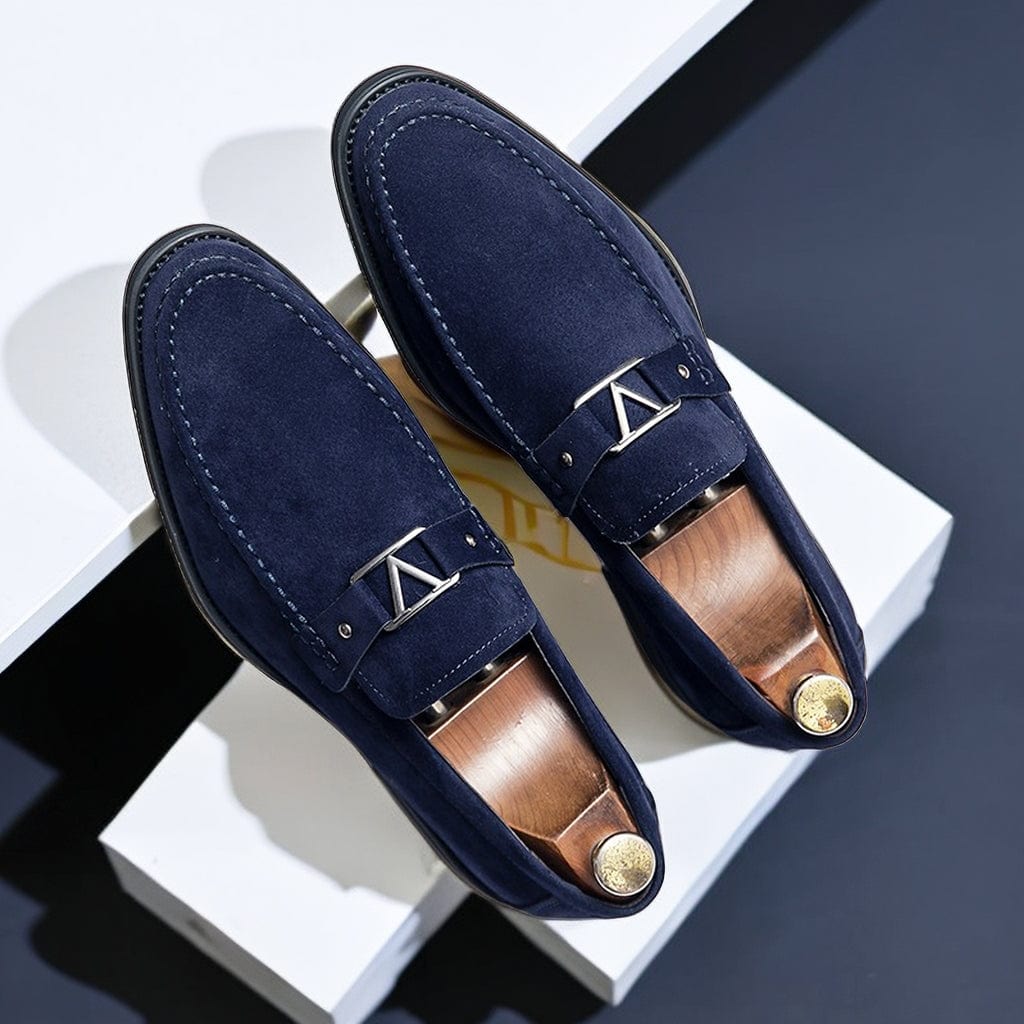 Scarpe mocassini uomo eleganti e formali, ideali per business. Modello slip-on con fibbia raffinata e suola comfort.