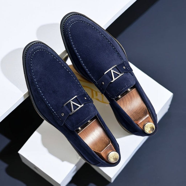 Scarpe mocassini uomo eleganti e formali, ideali per business. Modello slip-on con fibbia raffinata e suola comfort.