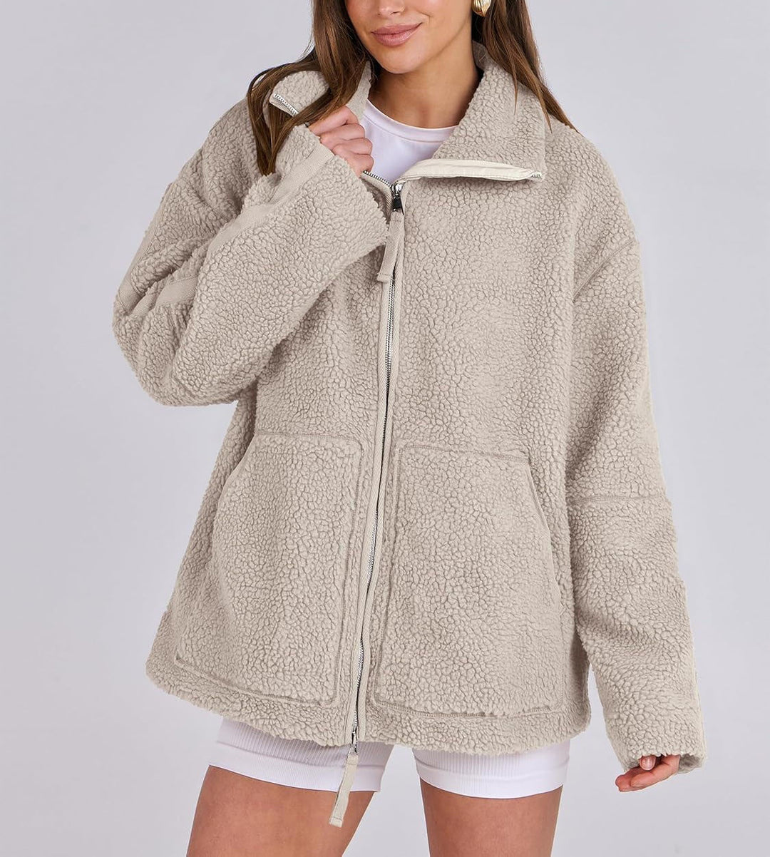 Morbida giacca teddy da donna, calda e confortevole. Ideale per un look casual chic in autunno/inverno.