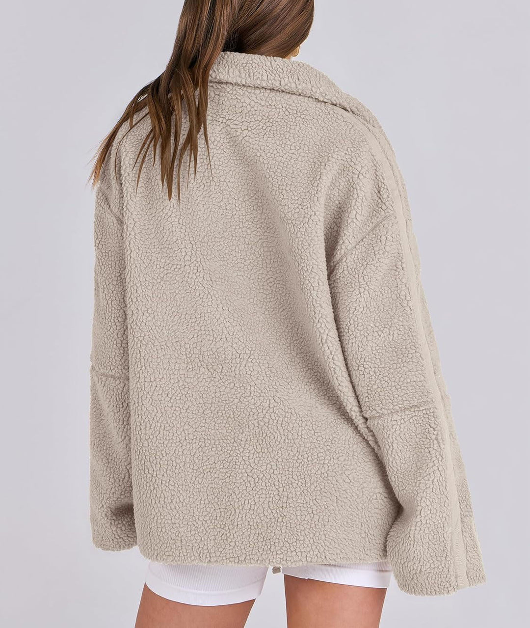 Giacca donna invernale in tessuto teddy, calda e alla moda. Essenziale per il comfort nel freddo.