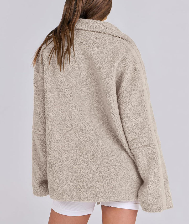 Giacca donna invernale in tessuto teddy, calda e alla moda. Essenziale per il comfort nel freddo.
