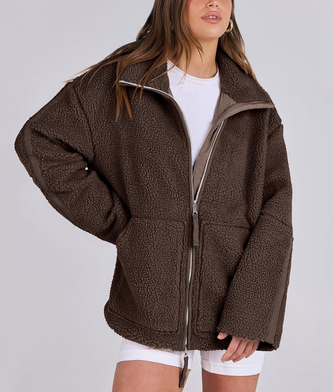 Giacca teddy donna versatile, stile moderno. Perfetta per un look casual o un outfit più ricercato.