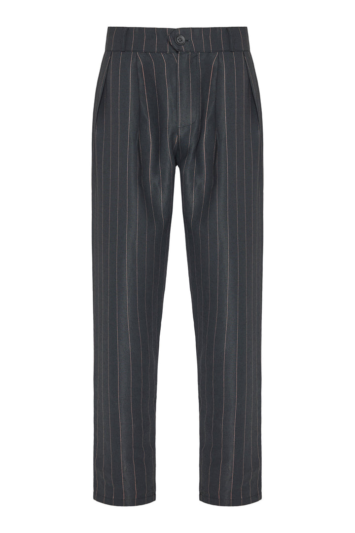Pantaloni uomo neri a righe, vestibilità comoda e vita media. Perfetti per un look streetwear casual o elegante.