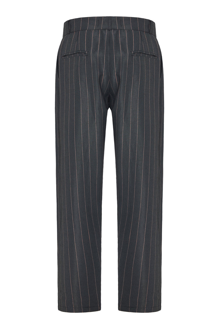 Pantaloni uomo streetwear neri a righe, vita media. Design confortevole ed elegante, adatti a taglie forti.