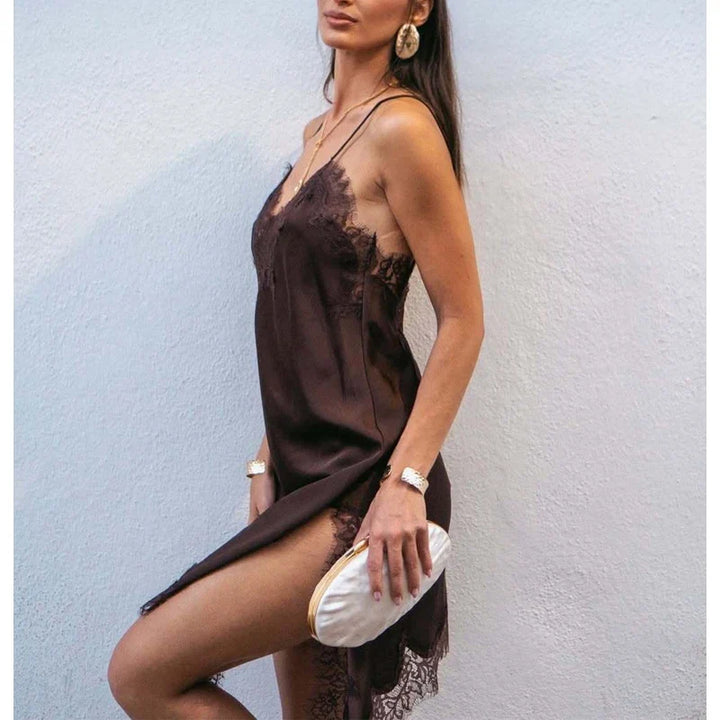 Vestito in pizzo da donna con orlo asimmetrico e spalline sottili. Perfetto per un'eleganza estiva e femminile.