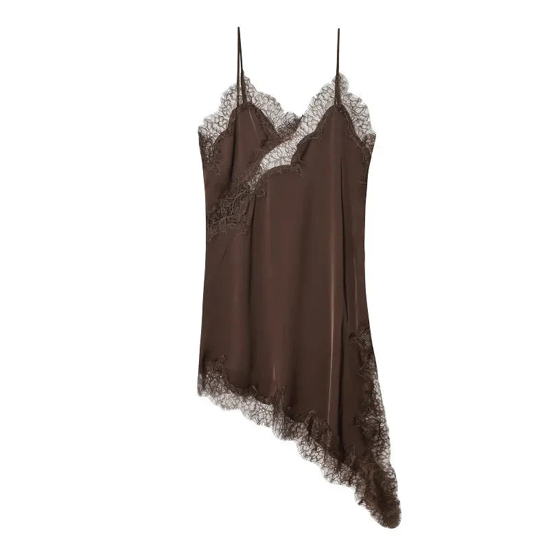 Elegante abito da donna scivolato in pizzo con orlo asimmetrico. Ideale per eventi serali e look raffinati.