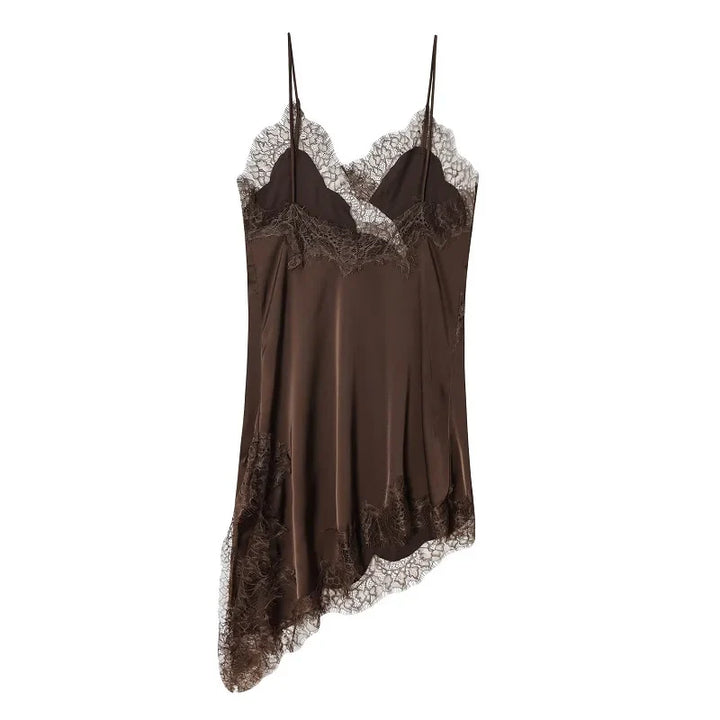 Abito in pizzo femminile con orlo asimmetrico. Un vestito aderente e sensuale per serate e occasioni speciali.