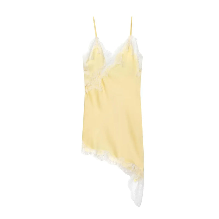Look da sera: abito da donna in pizzo con orlo asimmetrico. Design scivolato, elegante e ultra-femminile.