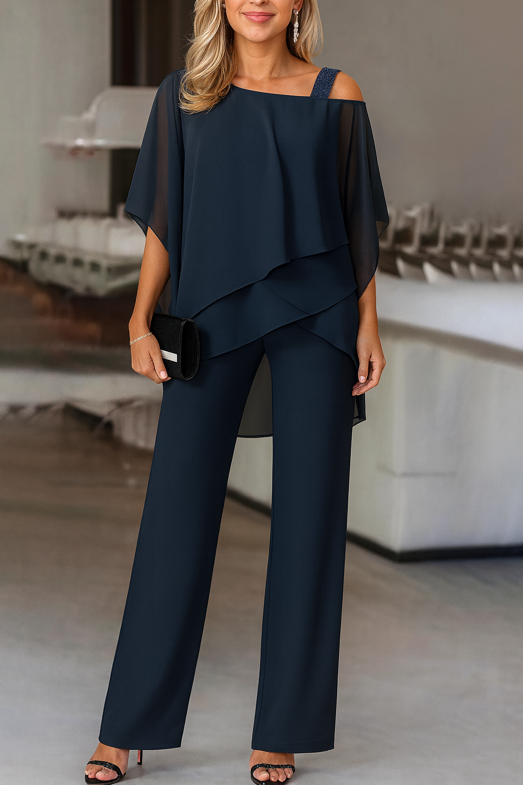 Blusa donna elegante abbinata a pantaloni larghi. Completo versatile per ogni occasione, perfetto per la moda femminile.