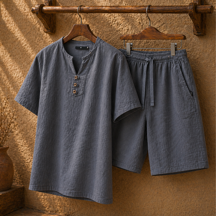 Dettaglio del completo estivo uomo due pezzi: maglietta leggera e shorts traspiranti per l'estate.