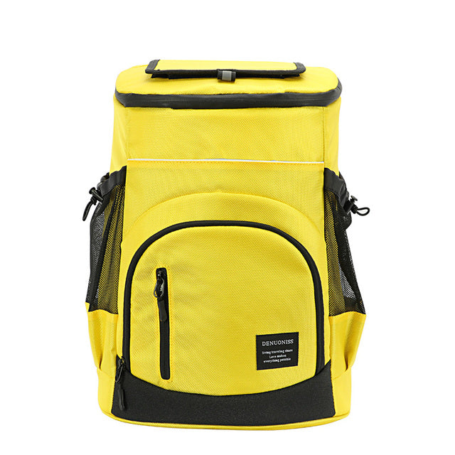 Dettaglio di zaino termico capiente con tasche laterali, unisex, per bevande fresche in viaggio e avventura.