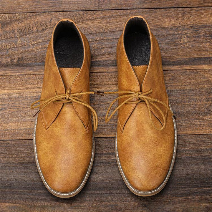 Uomo indossa stivali Chukka, dimostrando comfort duraturo e stile versatile per la moda.