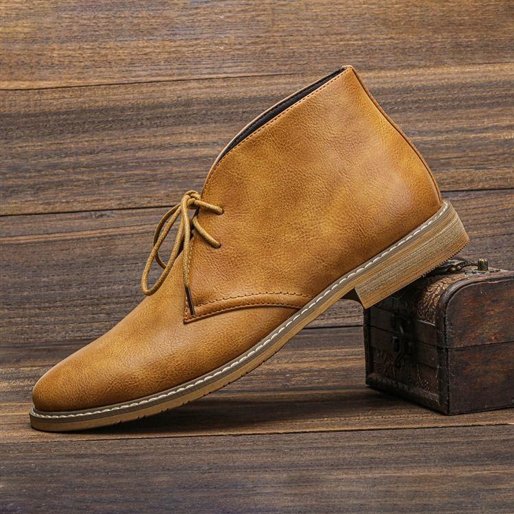 Texture in pelle pregiata degli stivali Chukka da uomo, garanzia di comfort e stile versatile.
