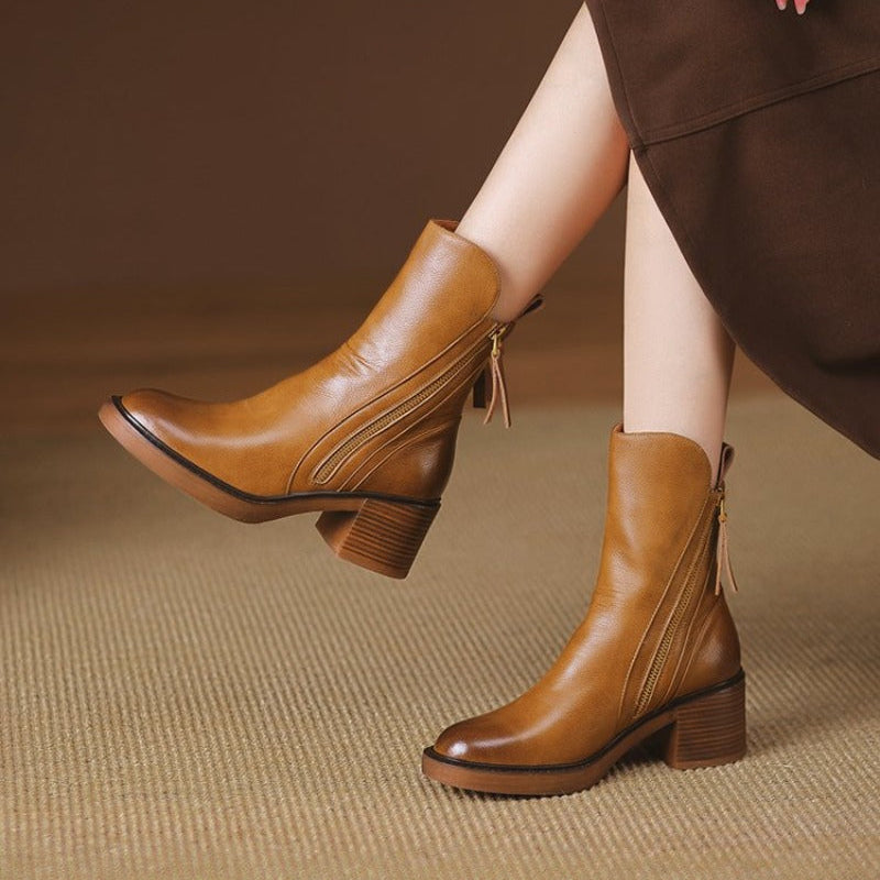 Stivaletti da donna neri con tacco alto e suola antiscivolo, ideali per autunno/inverno, look elegante.