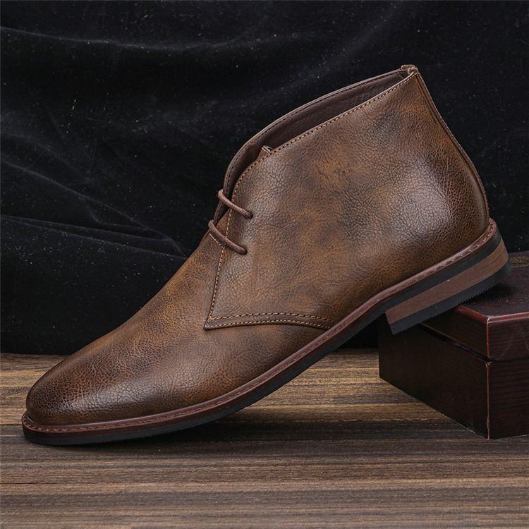 Dettaglio cuciture artigianali stivali Chukka da uomo, qualità, comfort e stile impeccabili.