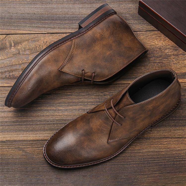 Coppia di stivali Chukka da uomo, calzature eleganti e confortevoli, un must-have maschile.