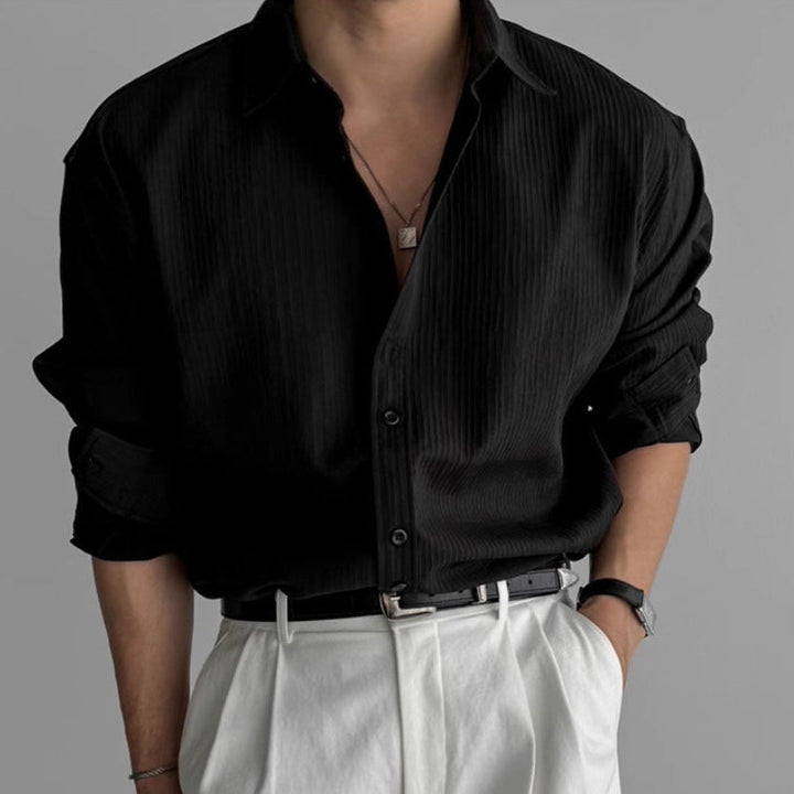 Elegante camicia uomo a maniche lunghe con raffinate pieghe frontali per stile minimal.
