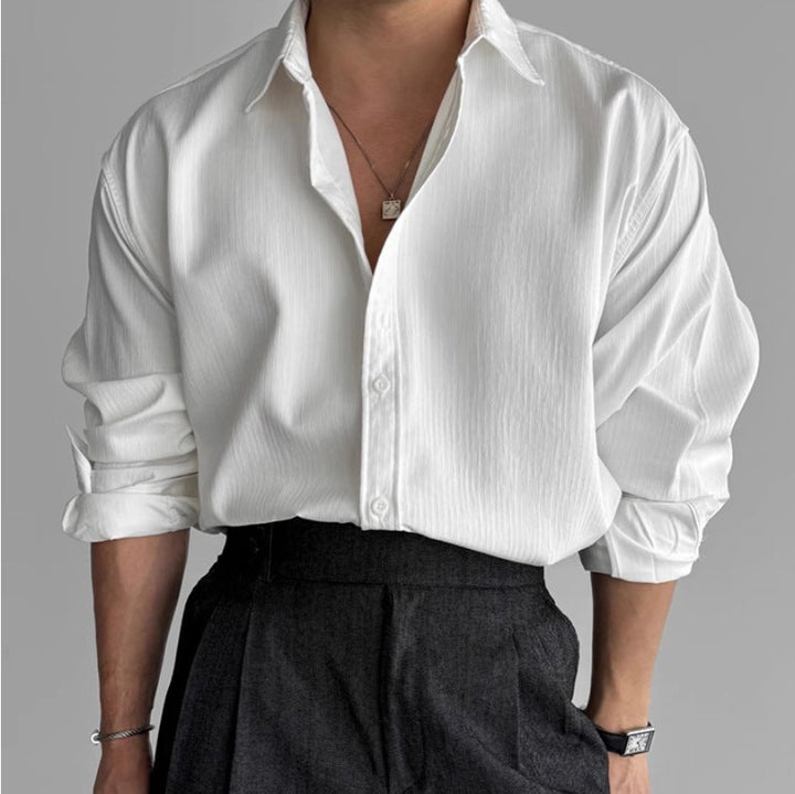 Camicia color crema uomo elegante con pieghe, ideale per un tocco sofisticato e casual.