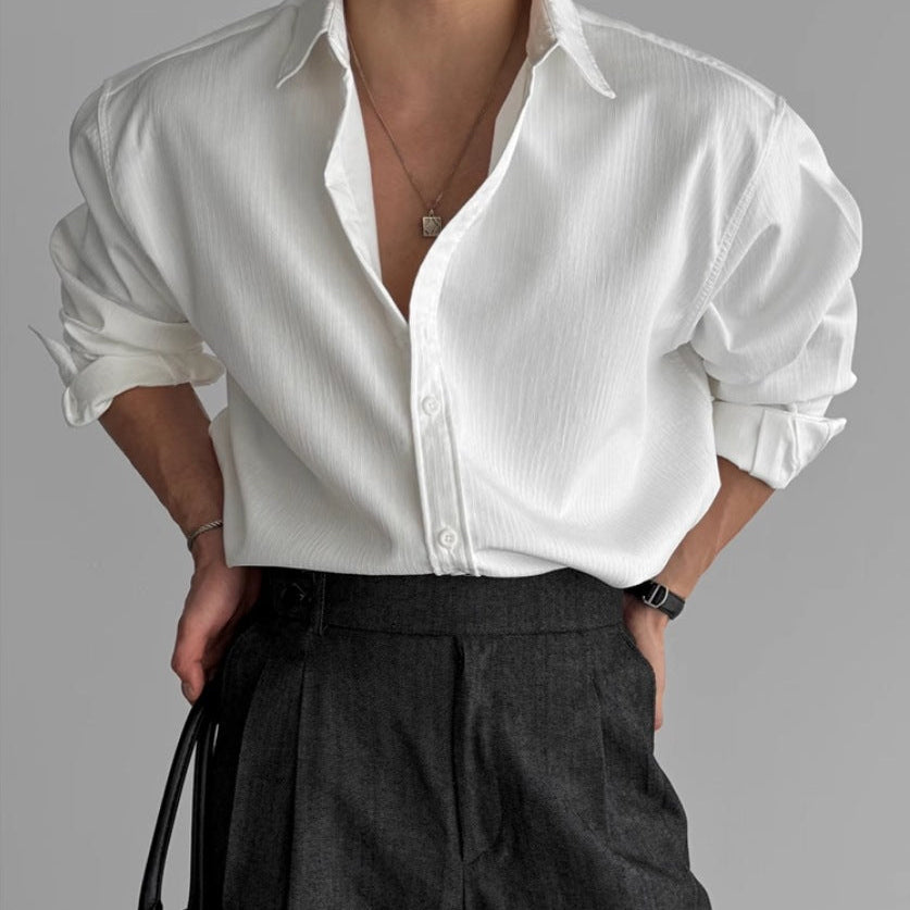 Versatile camicia uomo minimalista con pieghe, disponibile in bianco, nero e crema.